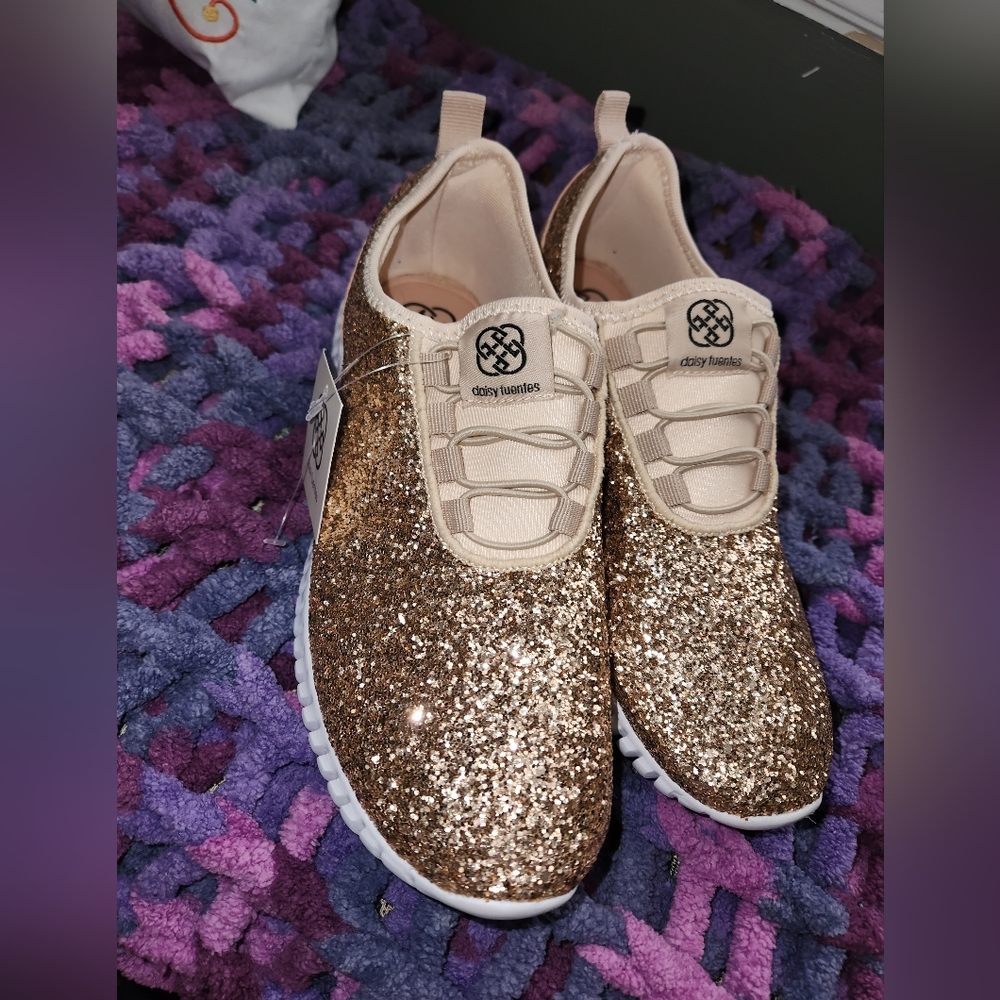 Tennis shoes